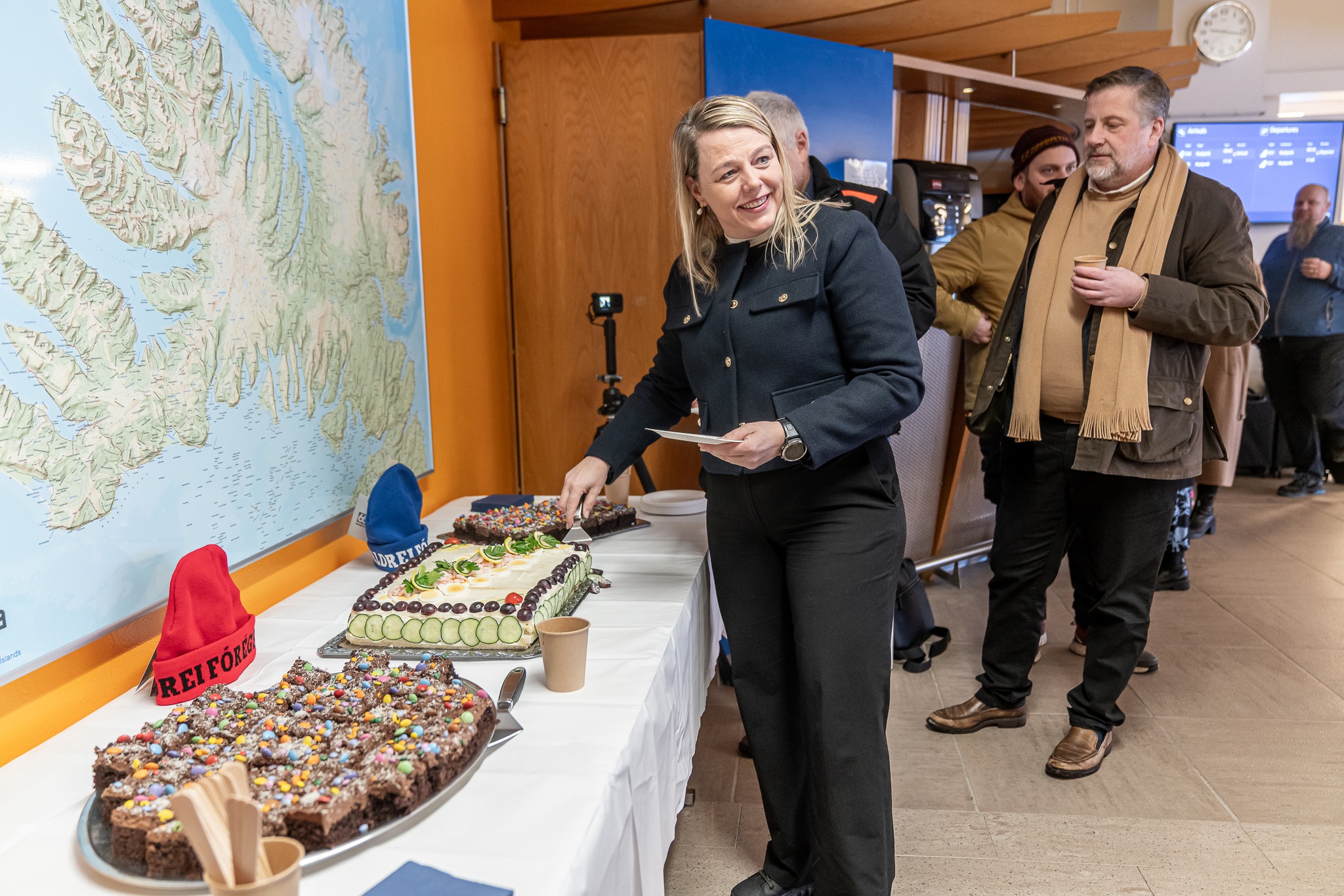 Bæjarstjórinn við veisluborð inni á Ísafjarðarflugvelli