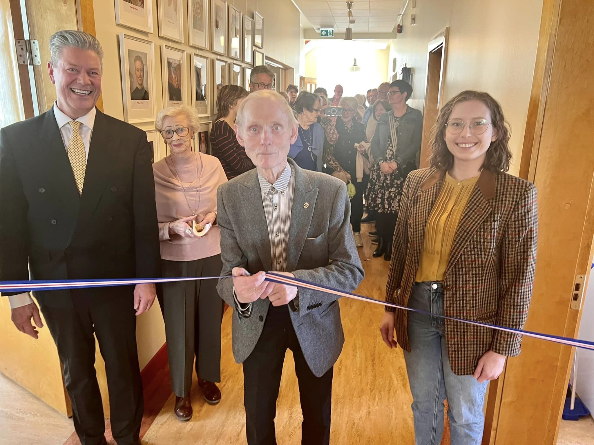 Gunnlaugur Jónasson opnaði sögusýninguna. Hér er hann með Bergþóri skólastjóra og Arnheiði Steinþórsdóttur sem vann að sýningunni.