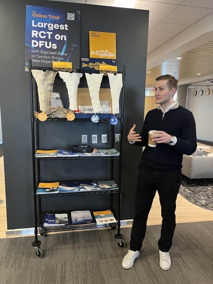 Jón að segja frá afurðum Kerecis.