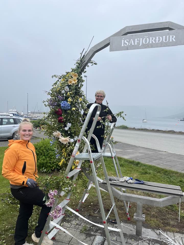 Sara og Bessa, móðir hennar, skreyta blómasætið við Pollgötuna á Ísafirði.