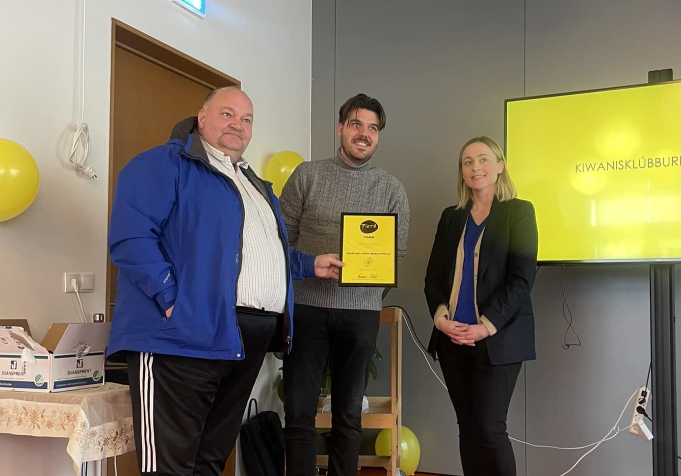 Píeta veitti Kiwanisklúbbnum Básum viðurkenningu.