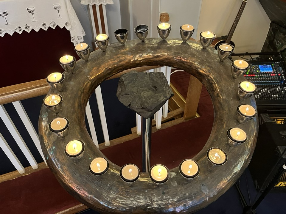 Kveikt á 20 kertum í málmkransi sem er í kirkjunni á Flateyri.