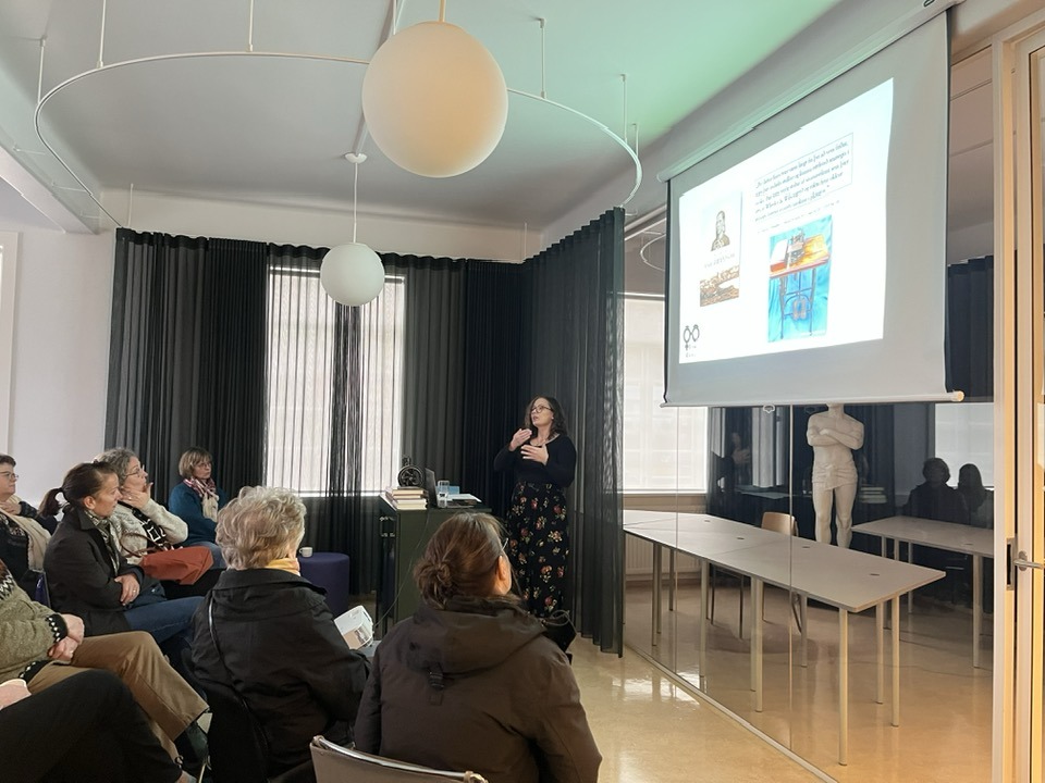 Arnheiður í pontu á fyrirlestri sínum um saumavélar í Safnahúsinu.