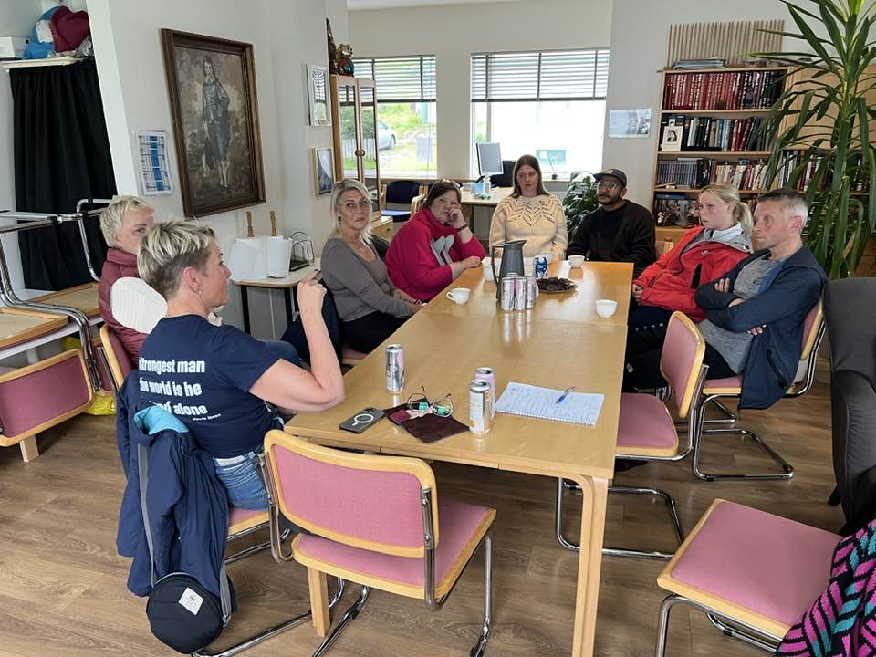 Sigríður og gestir við fundarborð í Sunnuhlíð á Suðureyri.