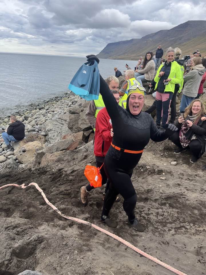 Edda María Hagalín að koma í land í fjörunni á Flateyri.