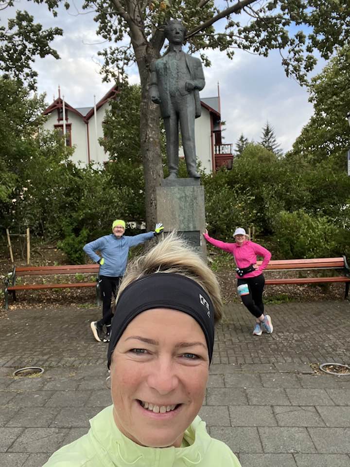 Sigga, Dúi og Silla systir Siggu við styttu í miðborg Reykjavíkur. 