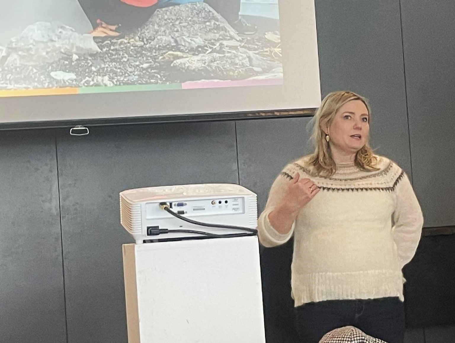 Lilja Alfreðsdóttir að halda erindi í Rögnvaldarsal Edinborgarhússins á Ísafirði.