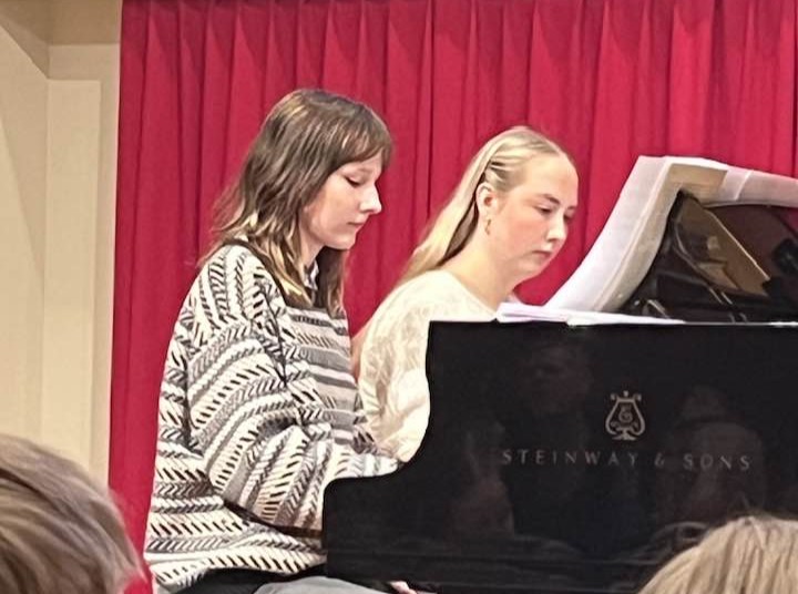 Guðrún og Matilda á nemendatónleikum Beu í Hömrum.