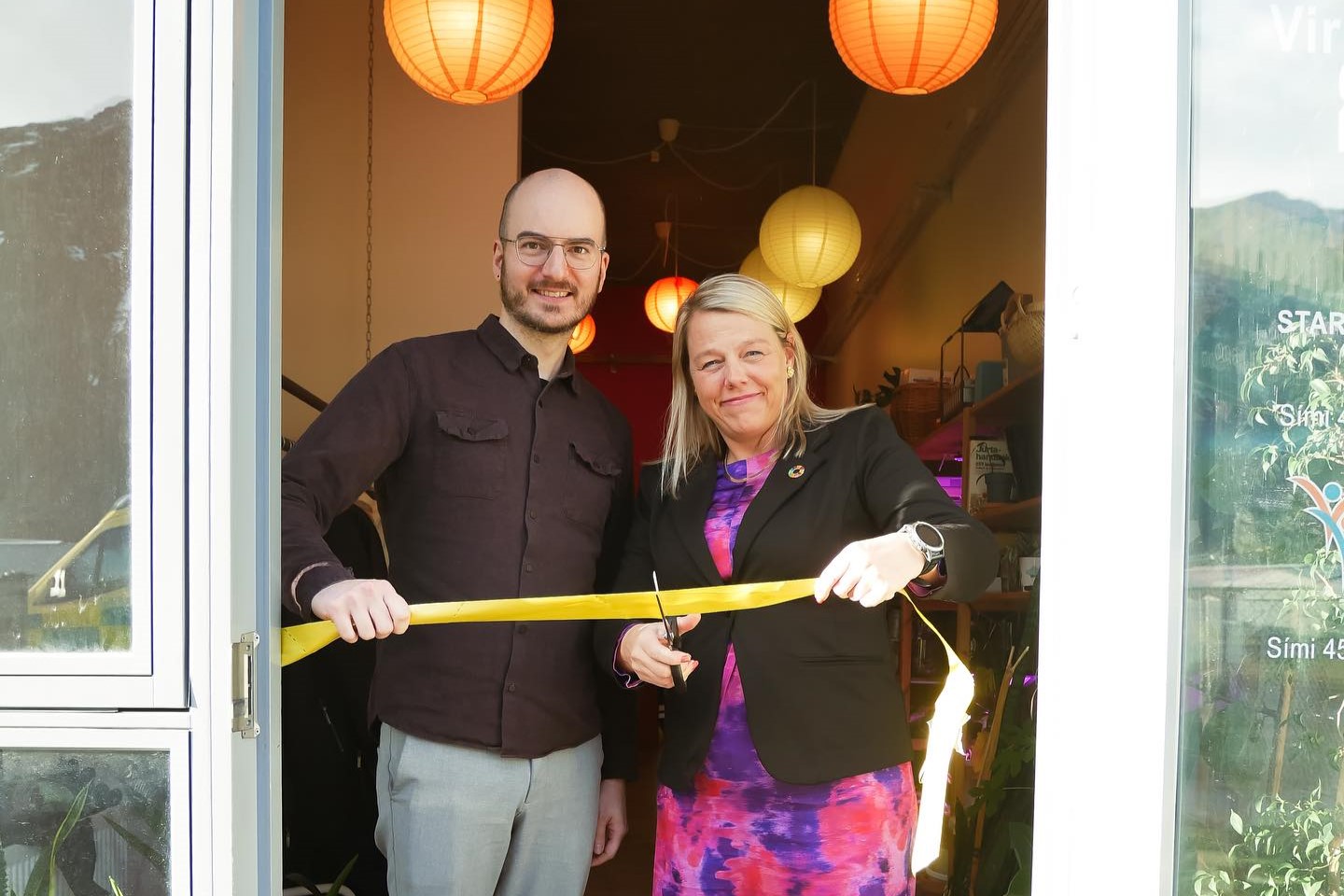 Klippt á borða við opnun skjóls Píeta-samtakanna á Ísafirði.