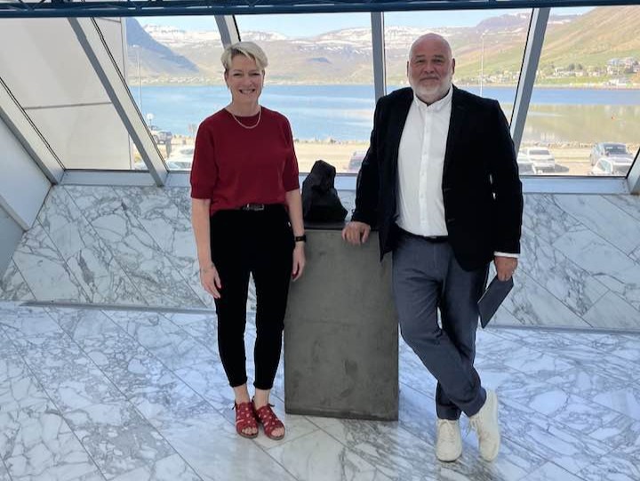 Sigríður Júlía og Logi Einarsson standa við glugga í aðalrými Stjórnsýsluhússins á Ísafirði