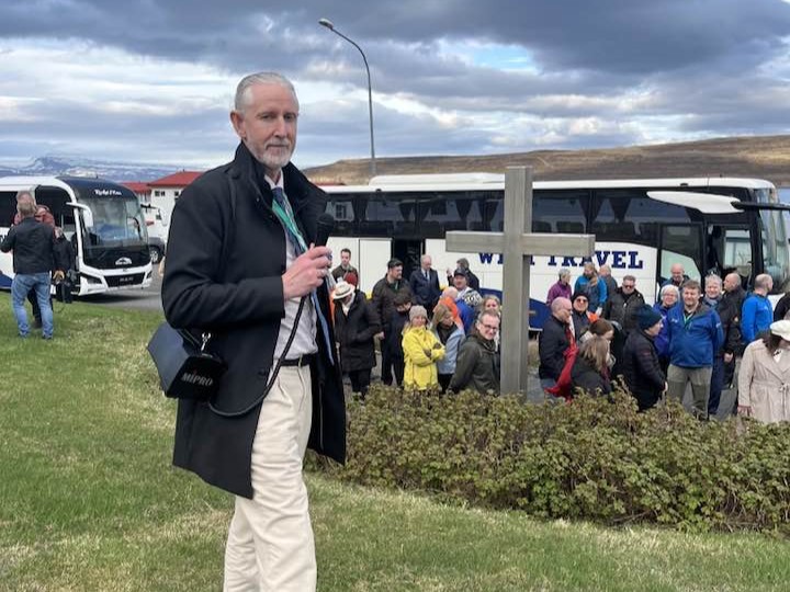 Bragi sveitarstjóri í Súðavík við minningarreitinn.