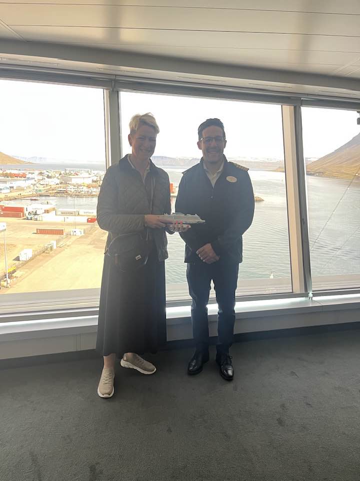 Sigríður Júlía með skipstjóra Norwegian Prima.