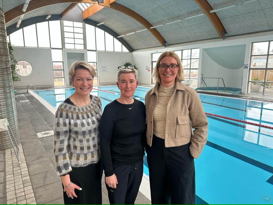 Ég, Sigga og Hafdís við sundlaugina á Þingeyri.