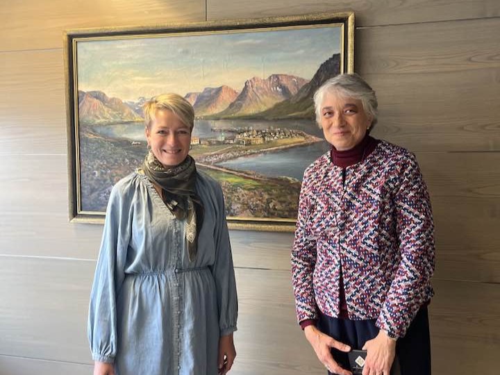 Sigga með Mariu Luise frá spænska sendiráðinu inni á skrifstofu bæjarstjóra, fyrir framan málverk af Flateyri.