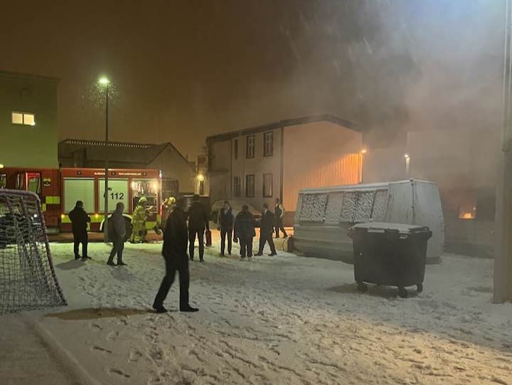 Slökkviliðið við Grunnskólann á Ísafirði.