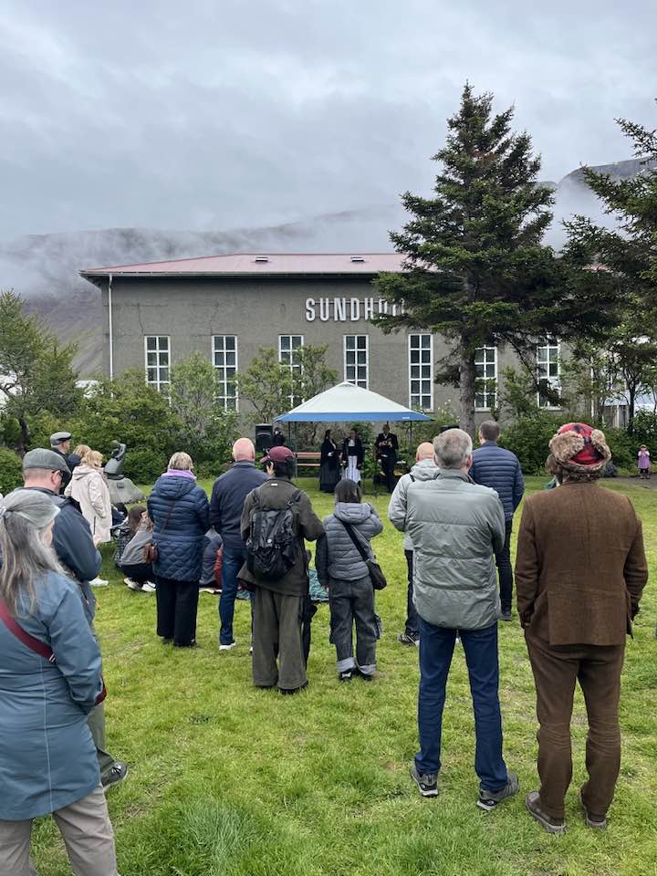 Pikknikktónleikar í Blómagarðinum. Áhorfendur horfa í átt að Hljómórum flytja tónlist.