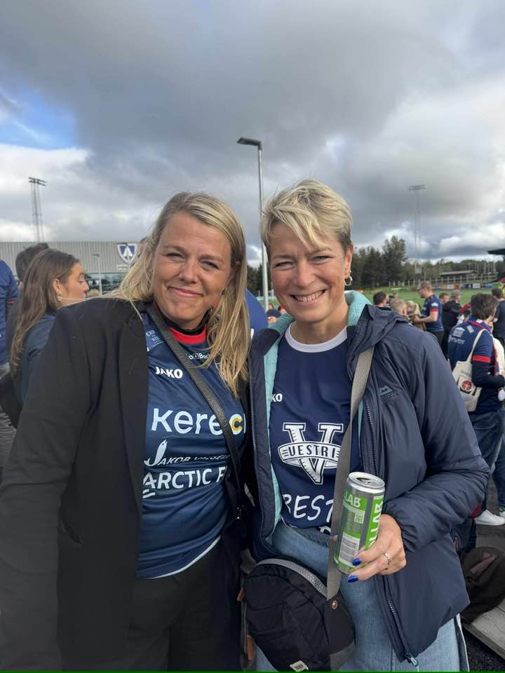 Arna Lára Jónsdóttir og Sigga Júlla í stúkunni á Laugardalsvelli.