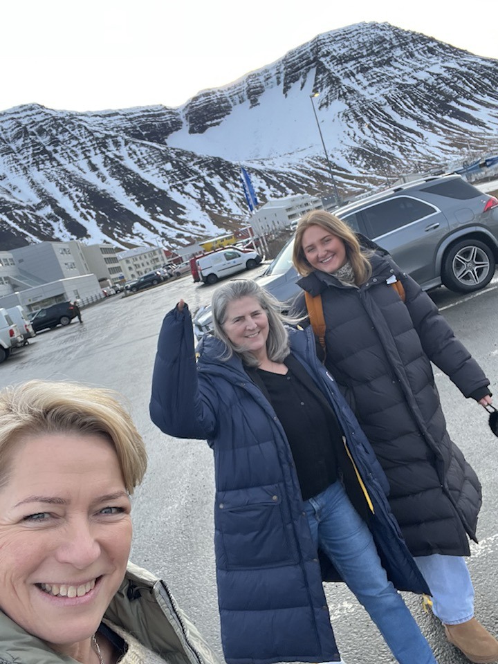 Á röltinu með Margréti og Karólínu, ferðinni heitið uppá Hlíf.