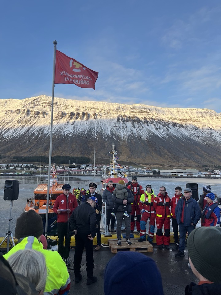 Á bryggjunni á Ísafirði við móttökuathöfn. Fremst er björgunarsveitarfólk, fyrir aftan sést í nýja og gamla björgunarbátinn.