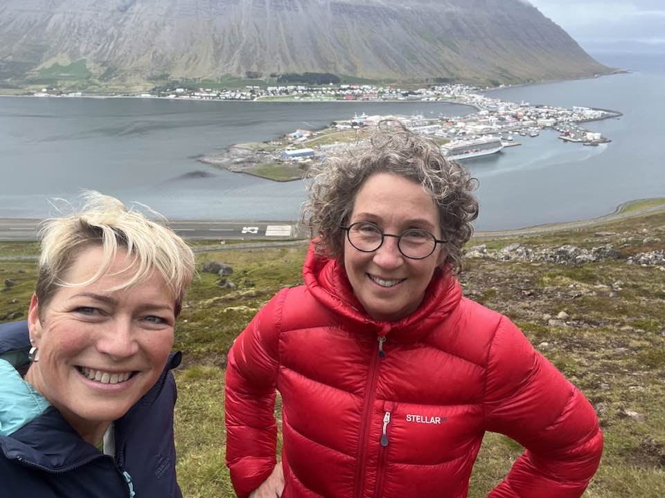 Selfie af Siggu og Nanný uppi í Naustahvilft. Skutulsfjarðareyri í baksýn.