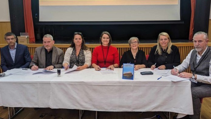 Bæjar- og sveitarstjórar átta sveitarfélaga á Vestfjörðum undirrita samninginn.