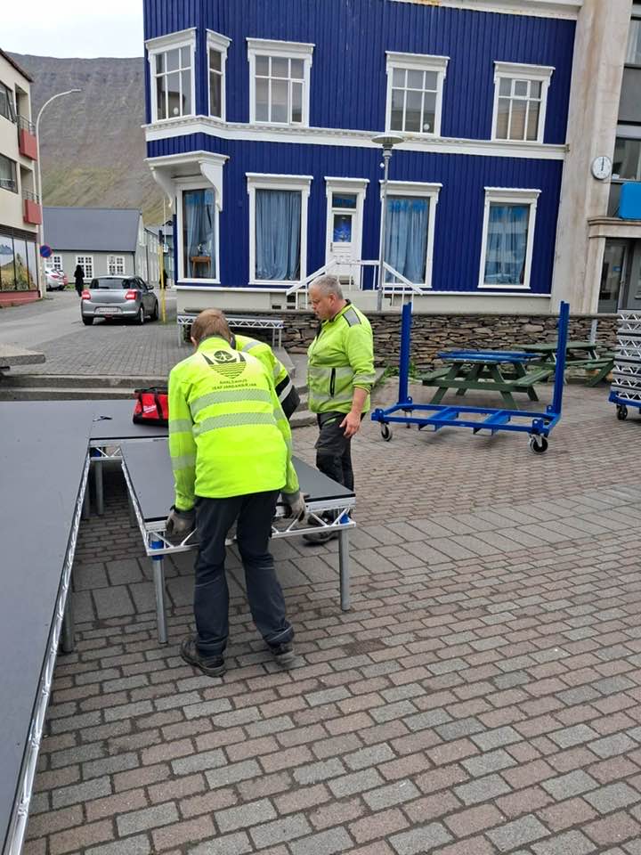 Starfsmenn áhaldahússins setja upp svið á Silfurtorgi.