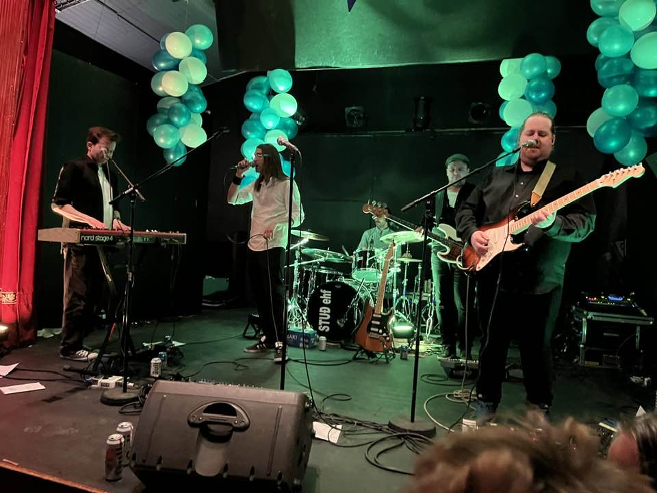 Babies flokkurinn leikur undir dansi á sjómannadagsballi á Suðureyri.