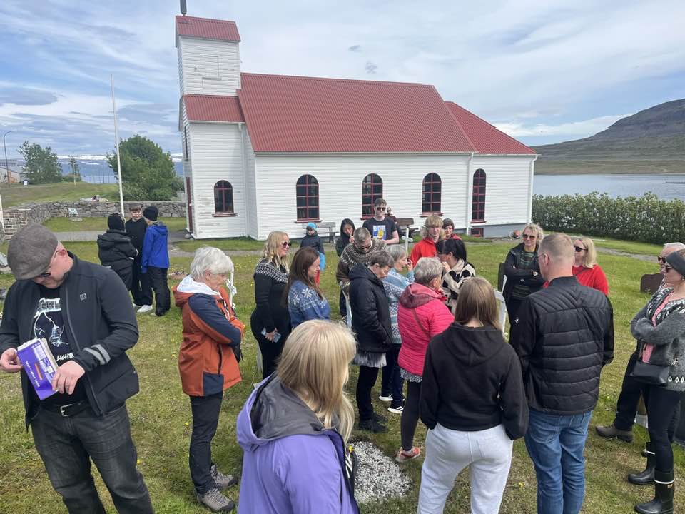 Ættarmótsgestir í kirkjugarðinum í Súðavík.