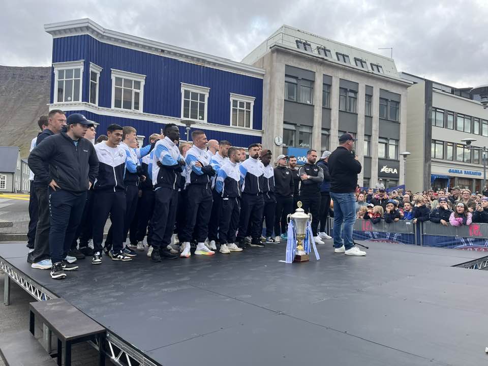 Lið bikarmeistara Vestra komið á sviðið á Silfurtorgi.