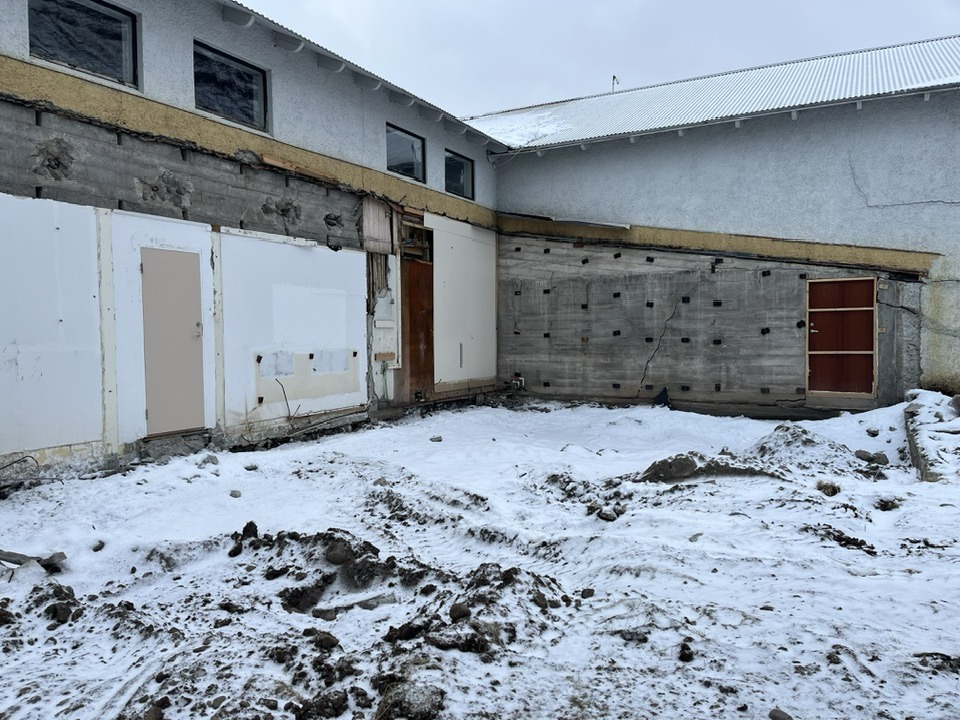 Framkvæmdasvæðið fyrir aftan félagsheimilið á Suðureyri.