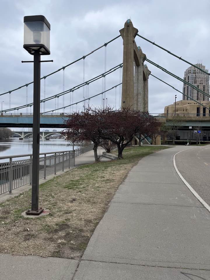 Meðfram Mississippi ánni eru góðir göngu og hjólastígar og óteljandi brýr þvera ána hér og þar.