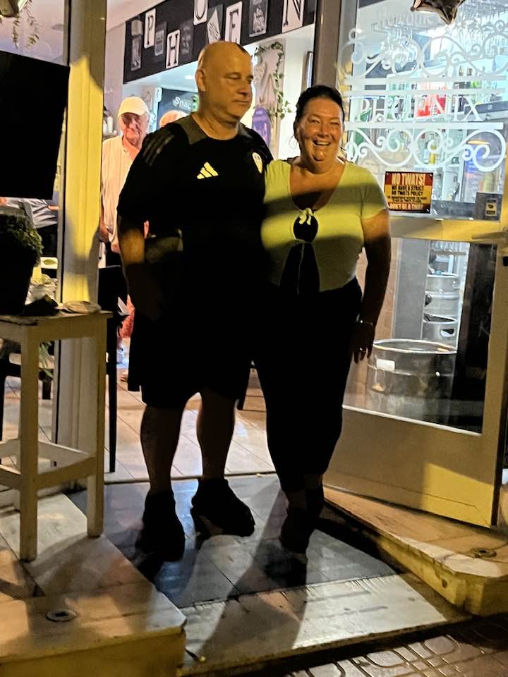 Bareigendurnir Sean og Denise fyrir utan barinn sinn á Torrevieja.