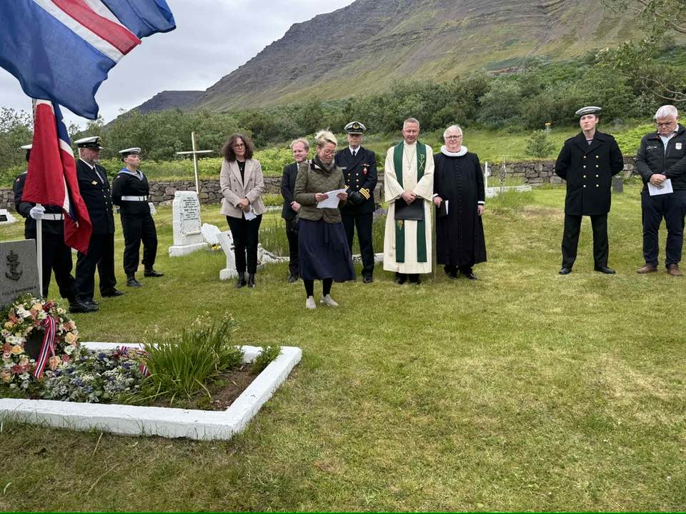 Sigga flytur ávarp við athöfnina í kirkjugarðinum á Flateyri.