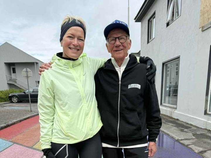 Sigríður og Kristján rútubílsstjóri í hlaupafötum.