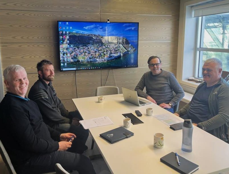 Jakob og Högni frá Vélsmiðjunni Þrym, Axel sviðsstjóri umhverfis- og eignasviðs og Hilmar hafnarstjóri fundi á skrifstofu bæjarstjóra.