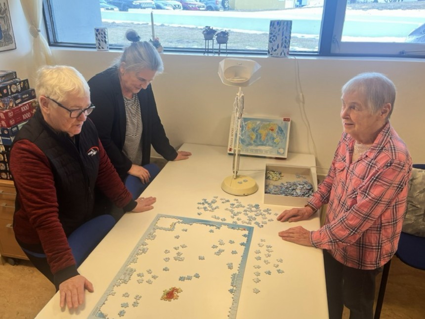 Á Þingeyri. Það er stundum ágætt að standa upp frá prjónunum og púsla smá sögðu þessar.