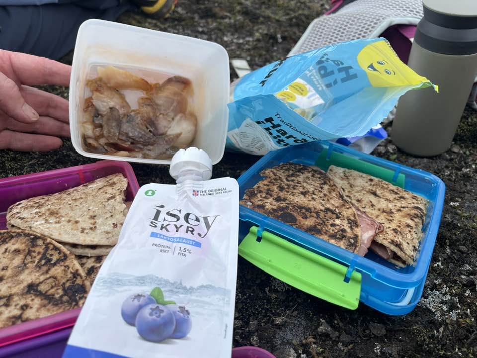 Nestisbox með flatkökum og reyktum rauðmaga. Skyrskvísur, harðfiskur og kaffi er líka á mynd.