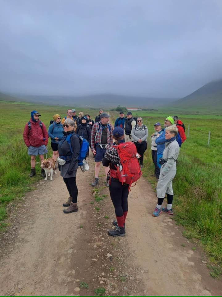 Gönguhópurinn á leið út í Mosdal.