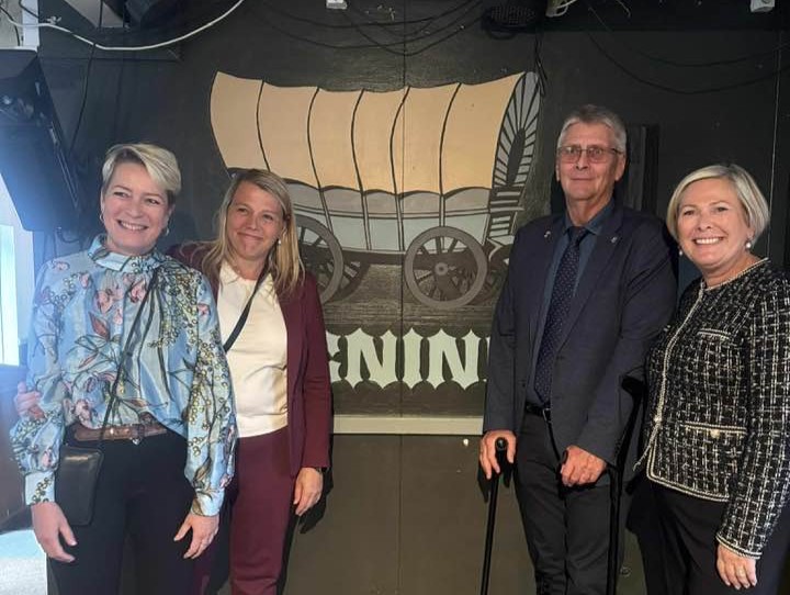 Sigga, Arna Lára, Guðmundur Ingi mennta- og barnamálaráðherra og Halla forseti á Vagninum.