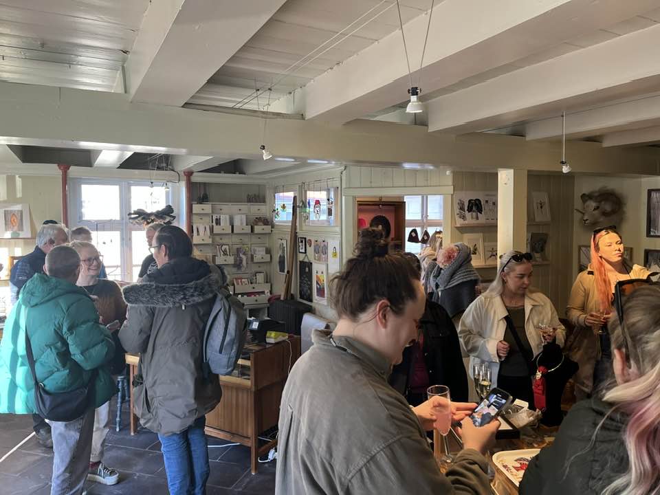 Gestir á viðburði í Litlu Netagerðinni.