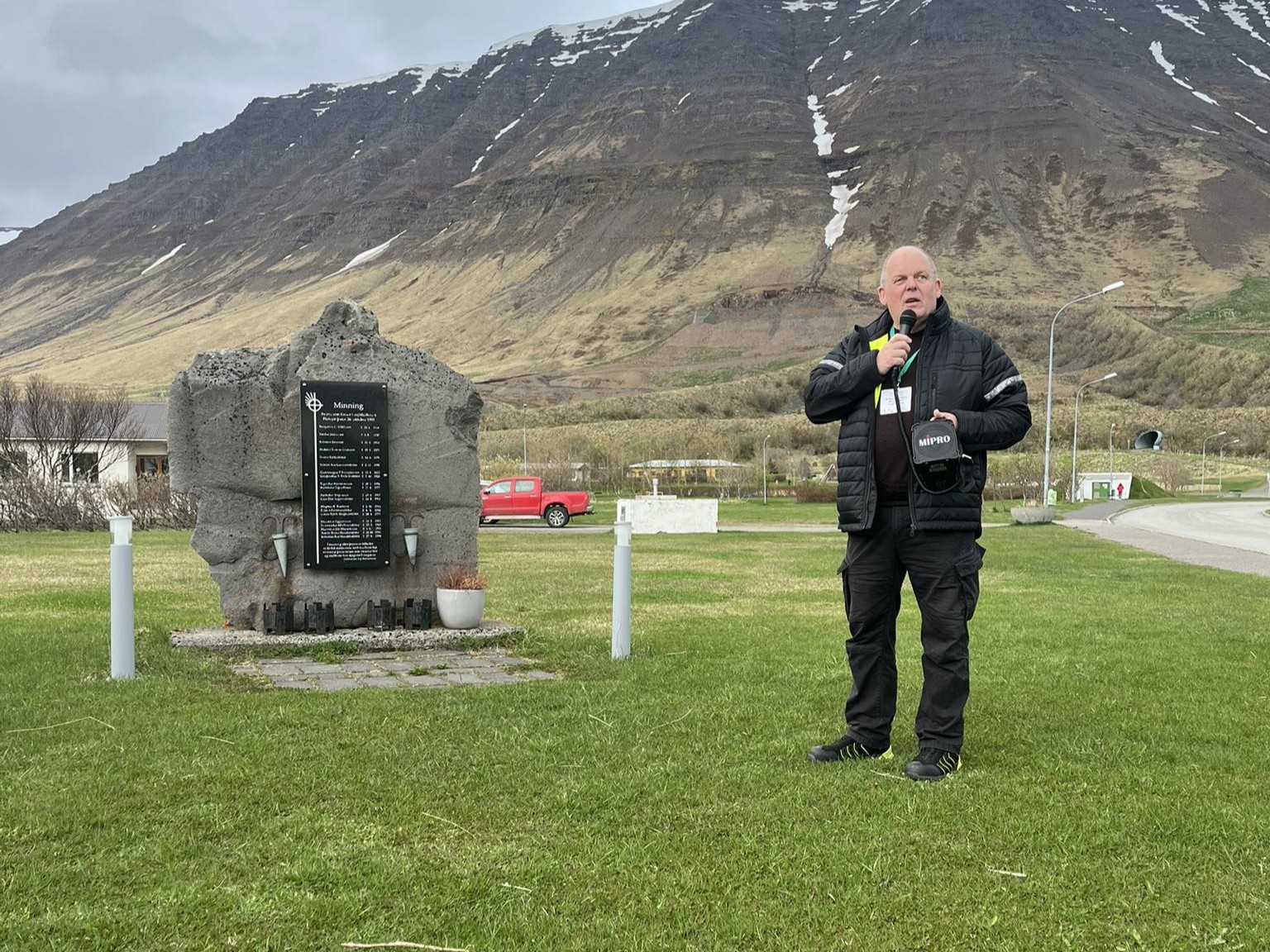 Guðmundur Björgvinsson við minnisvarðann um fórnarlömb snjóflóðsins á Flateyri 1995.