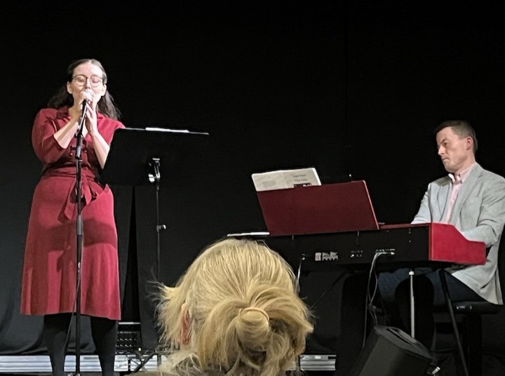 Arnheiður Steinþórsdóttir og Gylfi Ólafsson á sviðinu í stóra sal Edinborgarhússins. Arnheiður er að syngja og Gylfi spilar á hljómborð.