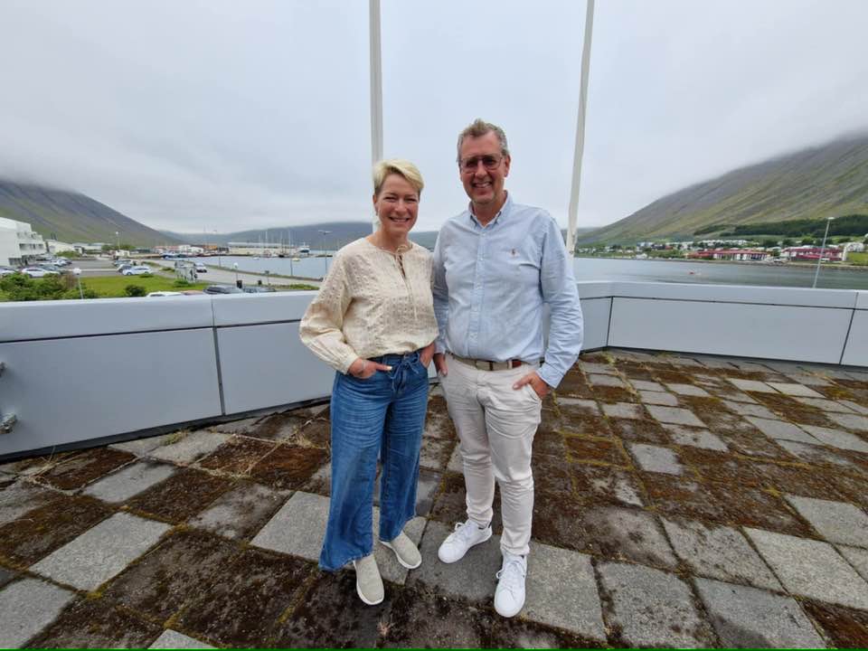 Sigríður á svölum Stjórnsýsluhússins með Sigurði frá Cruise Iceland.
