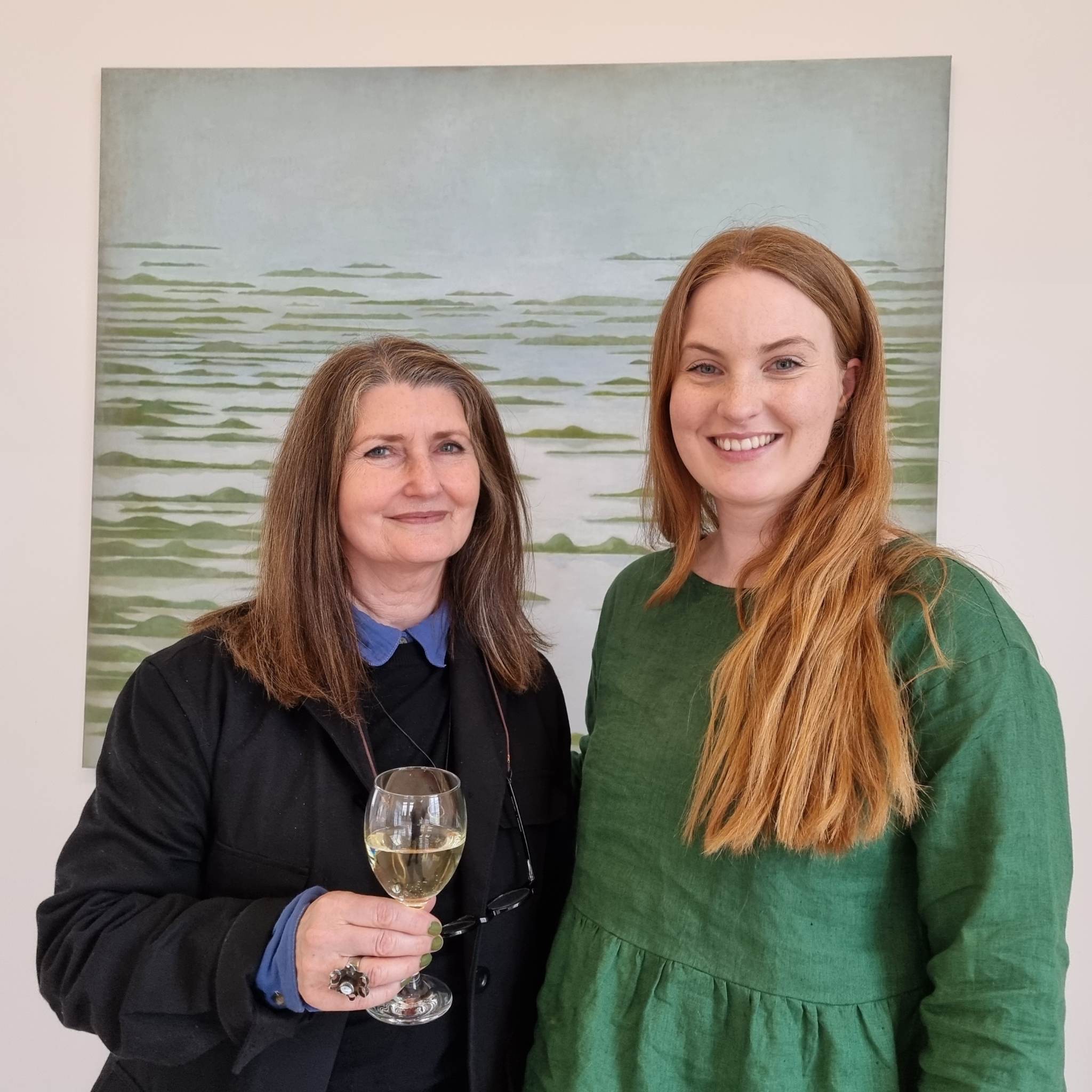 Guðbjörg Lind Jónsdóttir með Rannveigu Jónsdóttur, starfsmanni Listasafns Ísafjarðar.