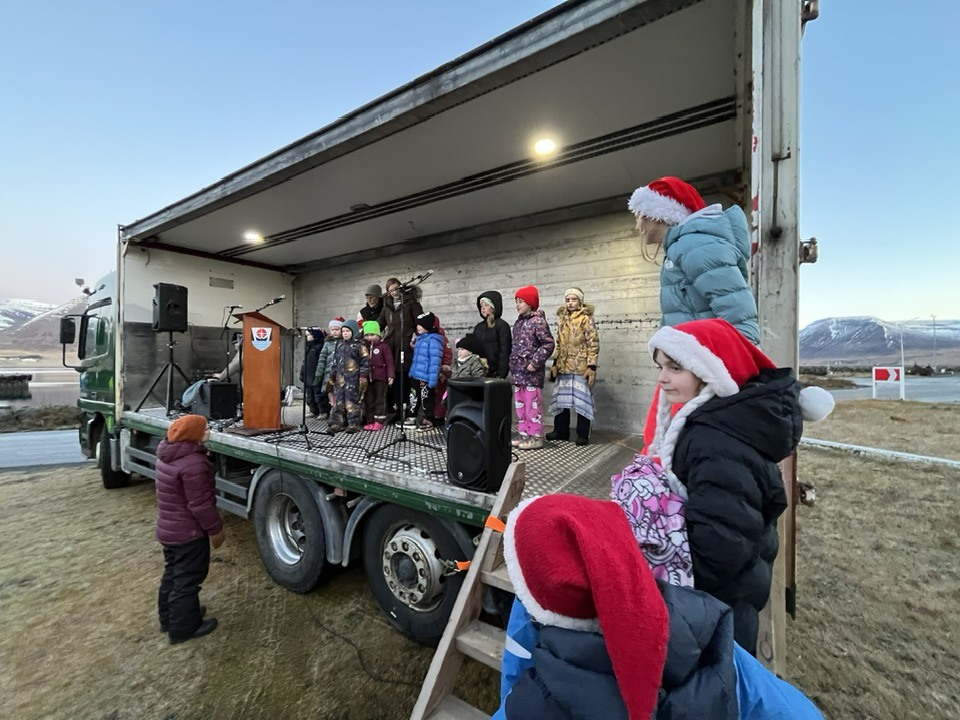 Leikskólabörn að syngja í sviðsbílnum.