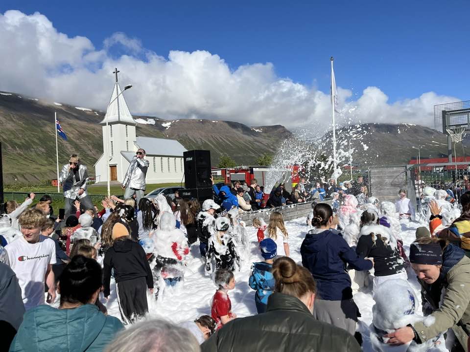 Væb og froðudiskó á lóðinni við Grunnskólann á Suðureyri.