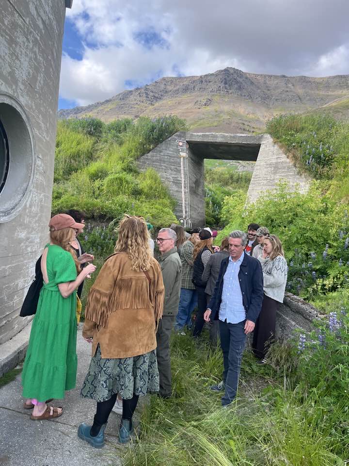 Gestir við opnun sýningar á Undir brúnni.