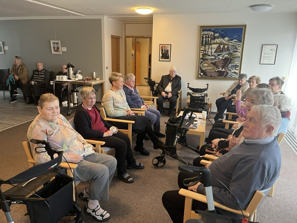 Kaffi, kleinur og spjall uppi á Hlíf.