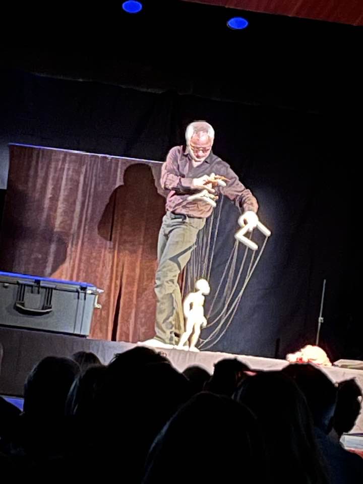 Bernd Ogrodnik á sviði með brúðuleiksýningu.