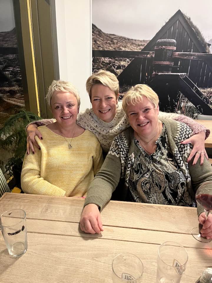 Lilja, Sigga og Jóna sitja við borð á veitingastaðnum Fisherman á Suðureyri.